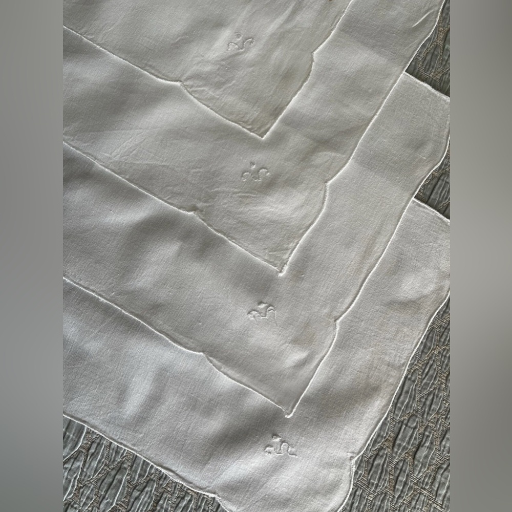 PRETTY! 4 MATCHING VINTAGE WHITE HAND EMBROIDERED LINEN HANKIES W/ STITCHING